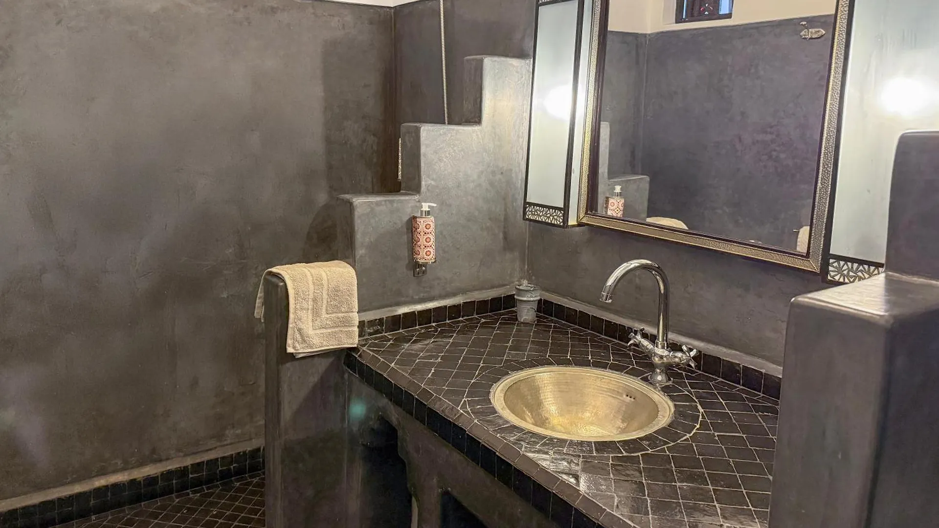 Riad Privatif Avec Piscine Chauffee Au Coeur De La Medina Et Petits-Dejeuners Inclus Marrakesh Morocco